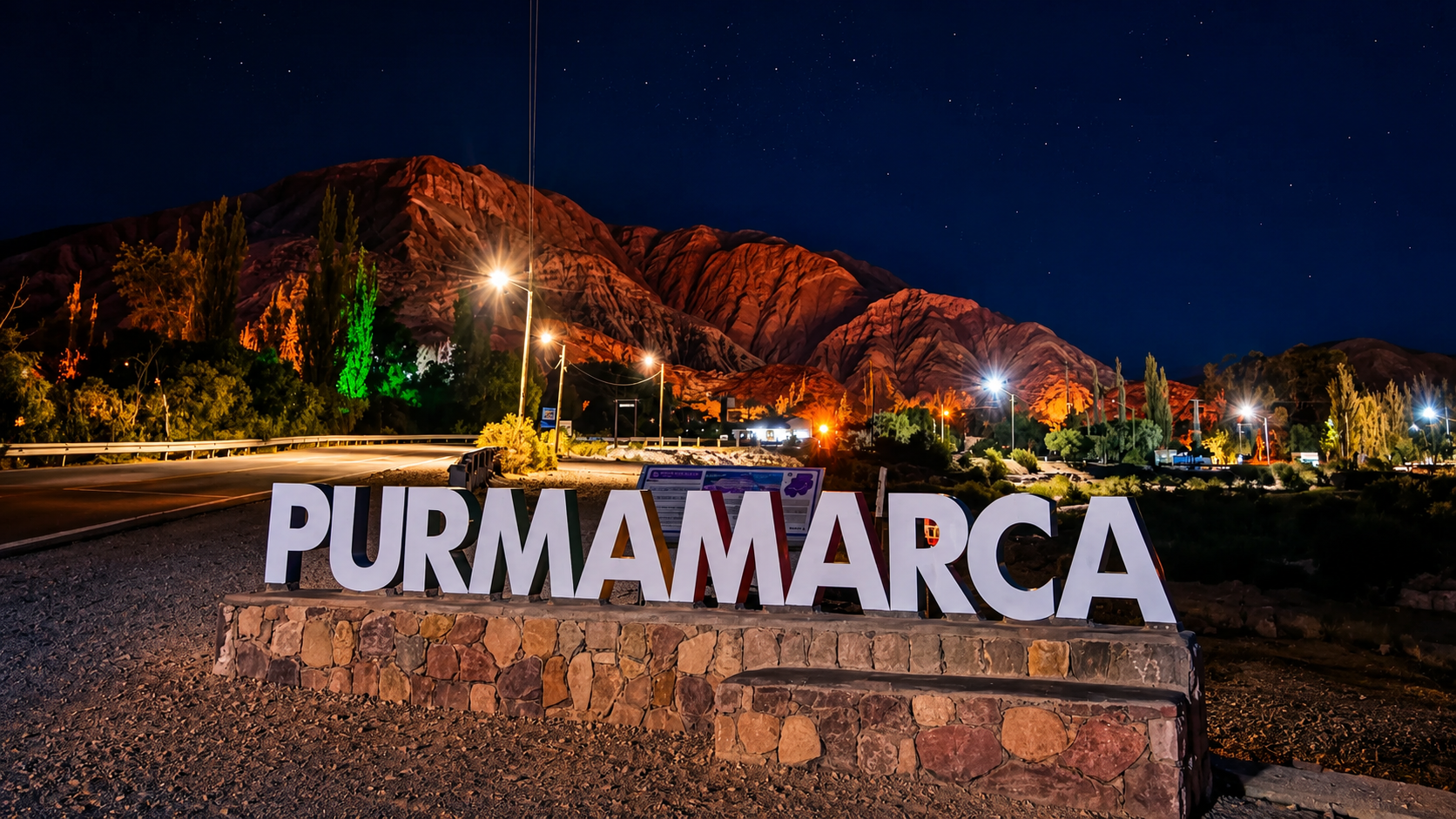 Cartel de Purmamarca iluminado durante la noche